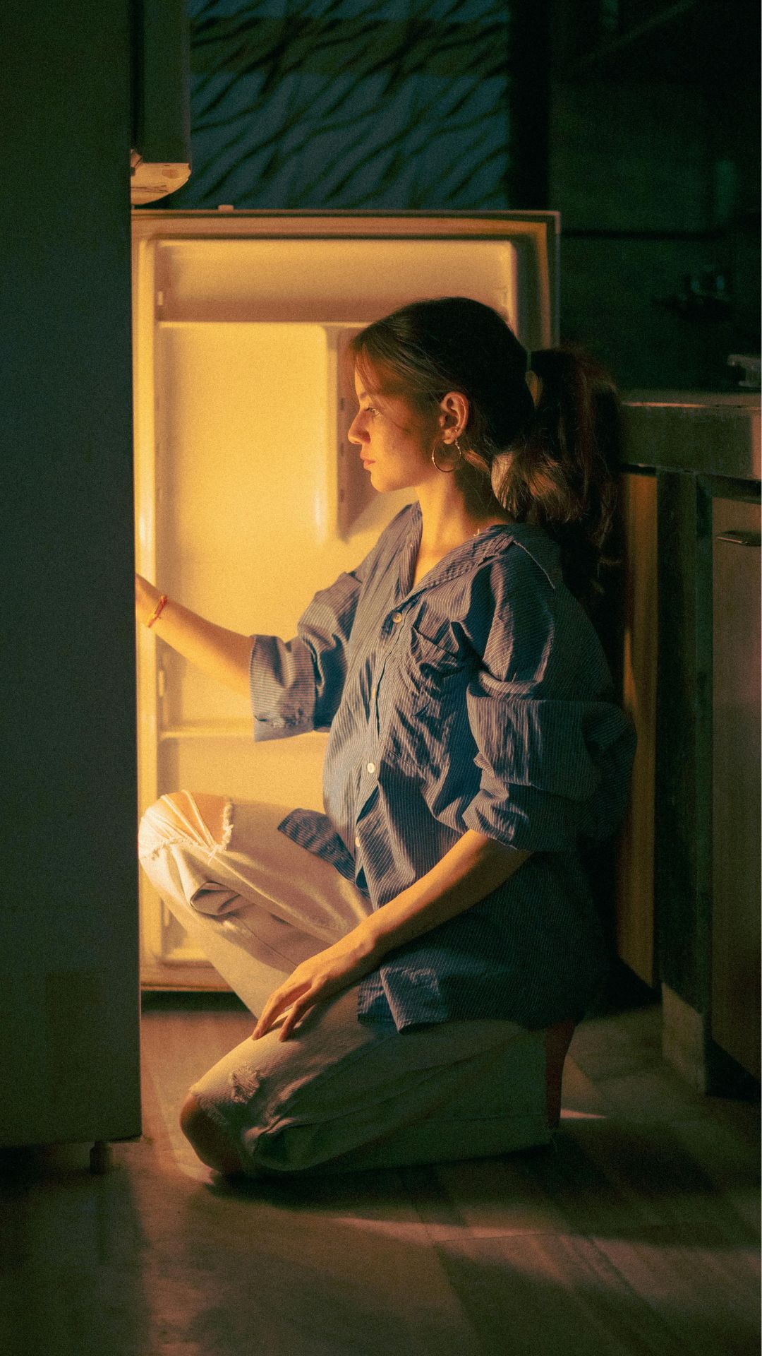 Donna guarda frigo e vuole mangiare pasti veloci ma salutari